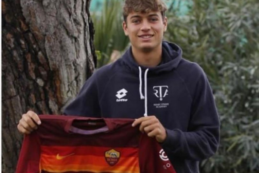 Flavio Cobolli con la maglia regalata dalla Roma