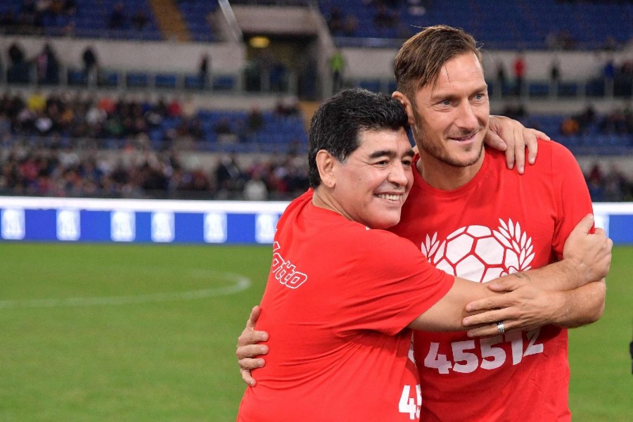 Totti e Maradona insieme all'Olimpico nel 2016, di LaPresse
