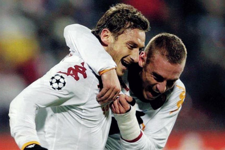 De Rossi festeggia Totti dopo il gol del momentaneo 2-0 sul Cluj il 26 novembre 2008.