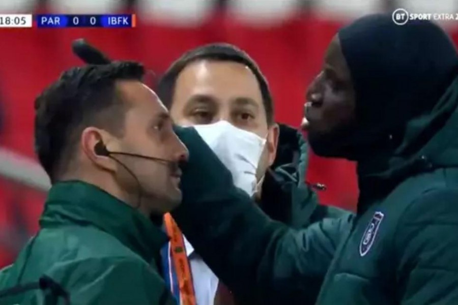 Demba Ba a colloquio con il quarto uomo Coltescu