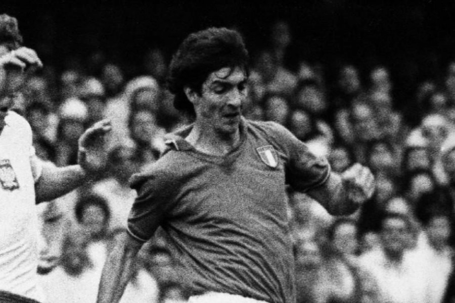 Rossi in campo contro Boniek nel Mondiale del 1982, di LaPresse