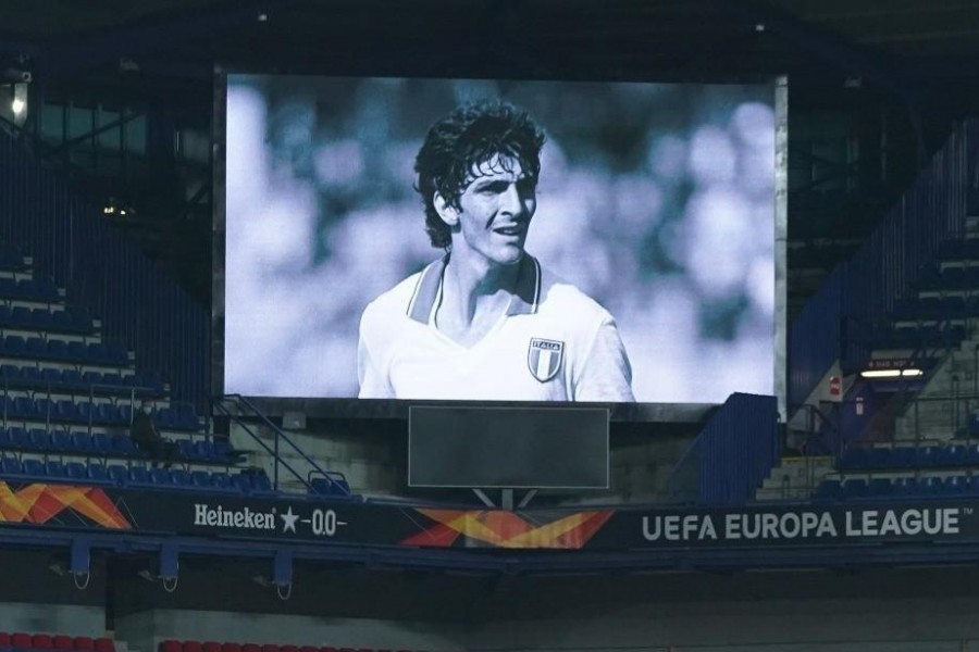 L'immagine di Paolo Rossi proiettata negli stadi in occasione delle gare di Europa League di ieri, di LaPresse