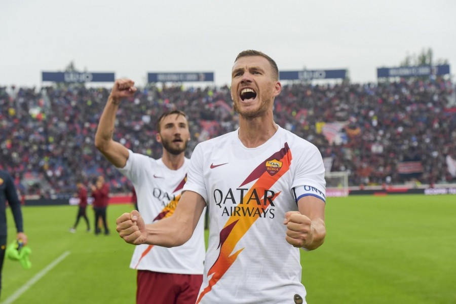 Dzeko e Cristante esultano sotto il settore ospiti dopo la vittoria in rimonta in trasferta contro il Bologna nella scorsa stagione, di LaPresse