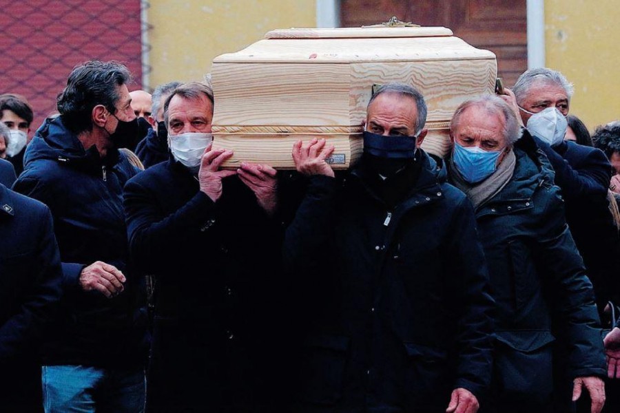 Tardelli, Cabrini e gli altri compagni della Nazionale del 1982 portano il feretro di Paolo Rossi al termine del funerale
