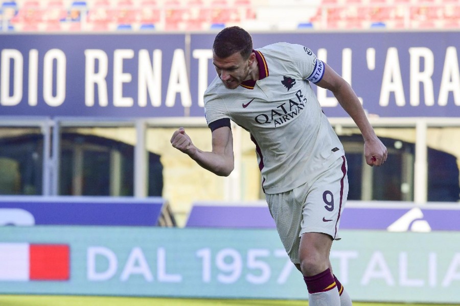 Edin Dzeko esulta dopo il 111° gol con la Roma, di LaPresse