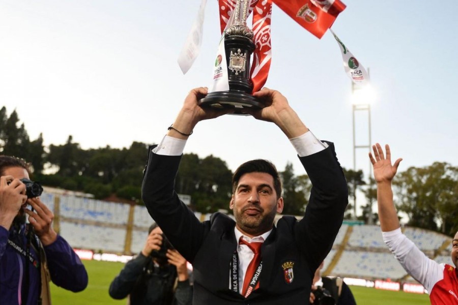 Fonseca alza la Coppa di Portogallo vinta nel 2016