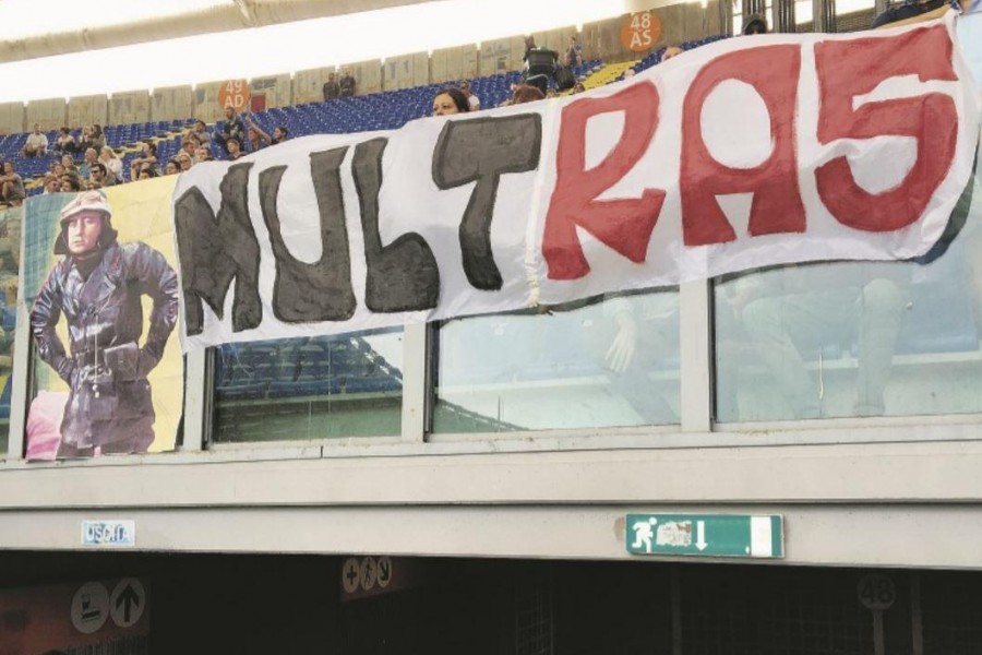 Lo striscione esposto da alcuni tifosi romanisti in Curva Nord durante Roma-Sampdoria dell’11 settembre 2016