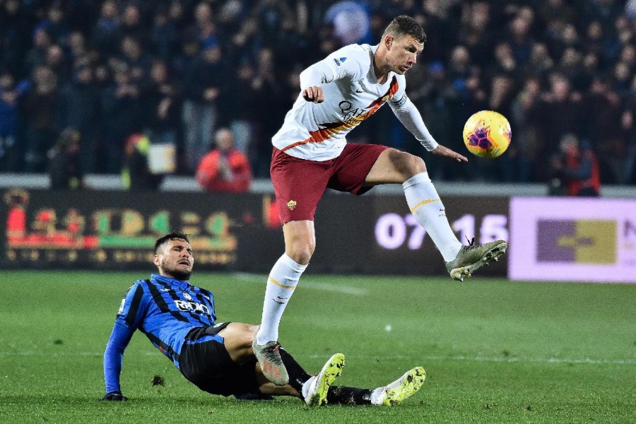 Dzeko in campo nella gara dello scorso anno, di LaPresse