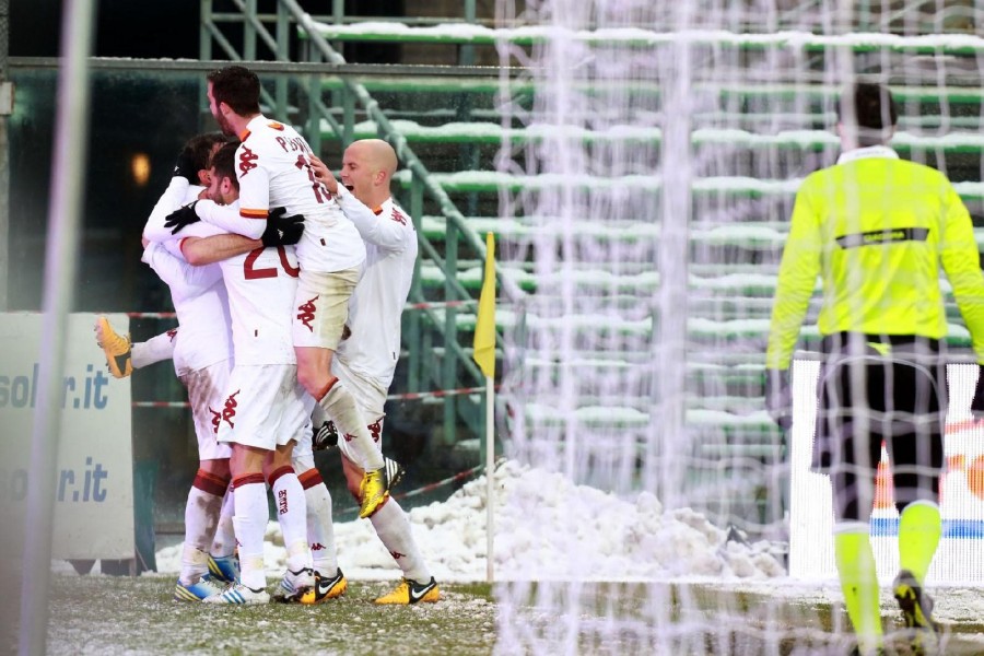 L'esultanza giallorossa dopo il gol di Torosidis nella neve di Bergamo, di LaPresse