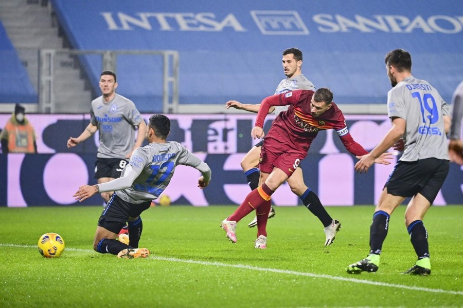 Edin Dzeko realizza il gol dell'1-0 contro l'Atalanta, di LaPresse