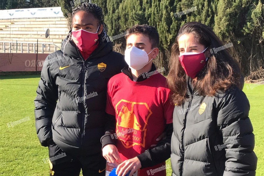 Thomas e Ciccotti della Roma Femminile insieme a un allievo della scuola calcio della ASDD Roma 2000