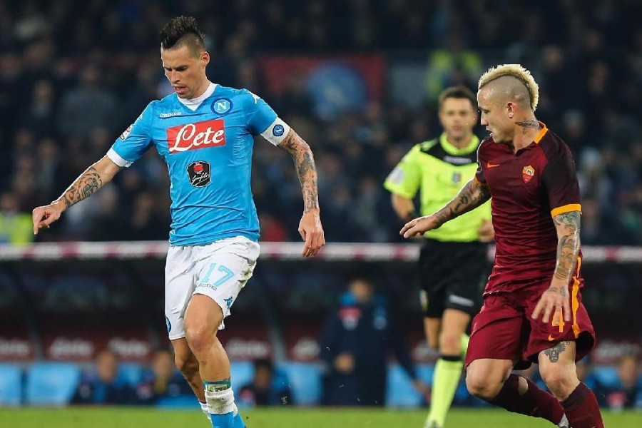 Marek Hamsik e Radja Nainggolan in una sfida tra Roma e Napoli di due anni fa (SYNC)