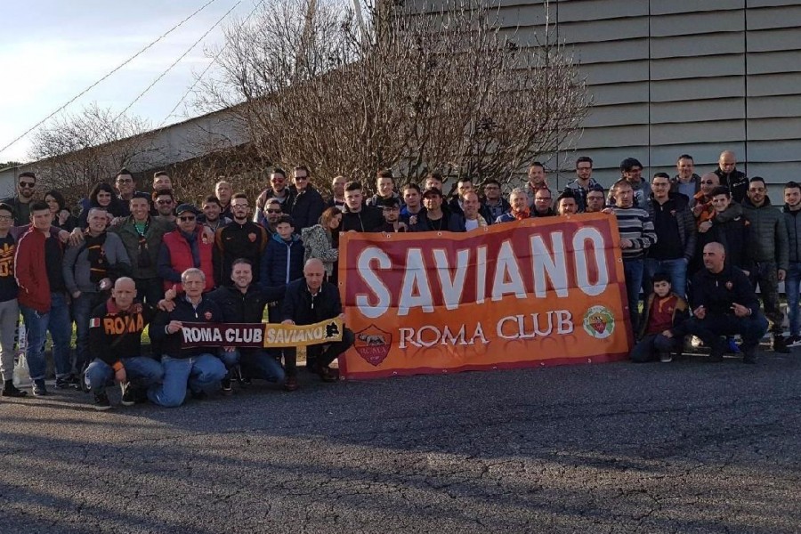 Un gruppo di iscritti al Roma Club Saviano, uno dei più numerosi della Campania