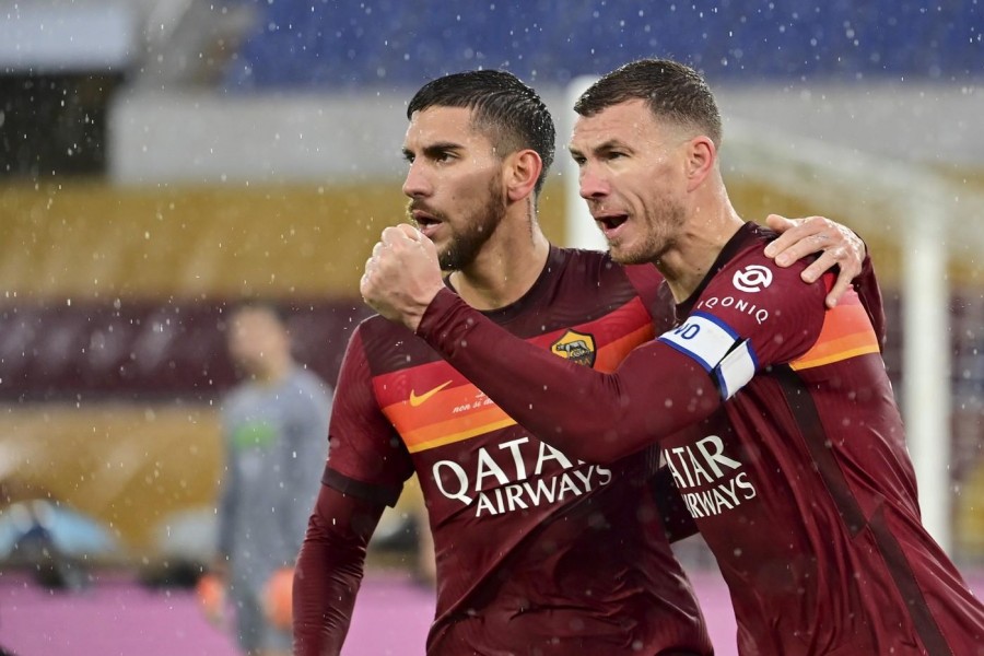 Dzeko esulta insieme a Pellegrini dopo il gol dell'1-0 contro la Sampdoria, di LaPresse