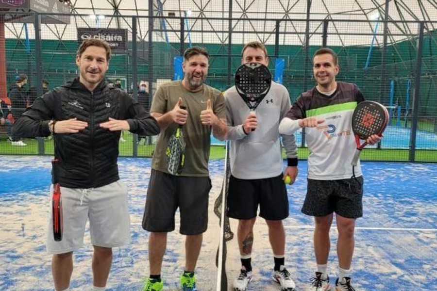 Totti, Candela, De Rossi e il campione italiano Alessandro Tinti si sfidano in un doppio a padel