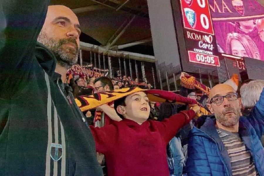 Da sinistra: Emanuele, il figlio e l'amico Fabio in Curva Sud