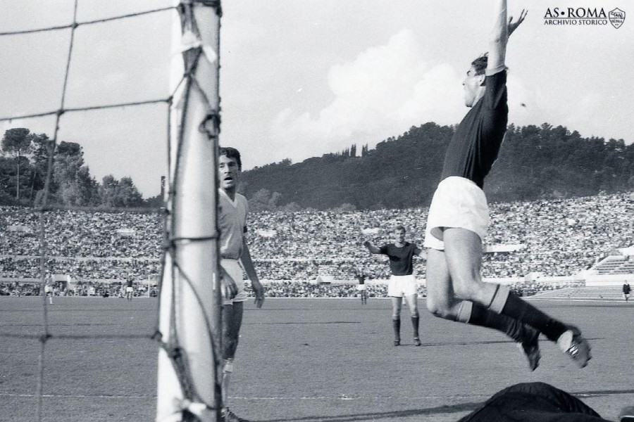 Fabio Enzo esulta dopo avere segnato il gol che decide l'incontro Lazio-Roma 0-1, derby n.85, sesta giornata del campionato di Serie A 1966/1967, Roma, Stadio Olimpico, domenica 23 ottobre 1966. Grazie alla rete del centravanti veneto, la Roma spezza una 