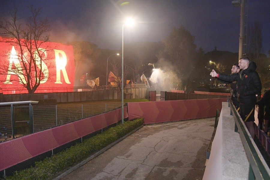 Dzeko e Pellegrini salutano i tifosi fuori da Trigoria @OfficialAsRoma