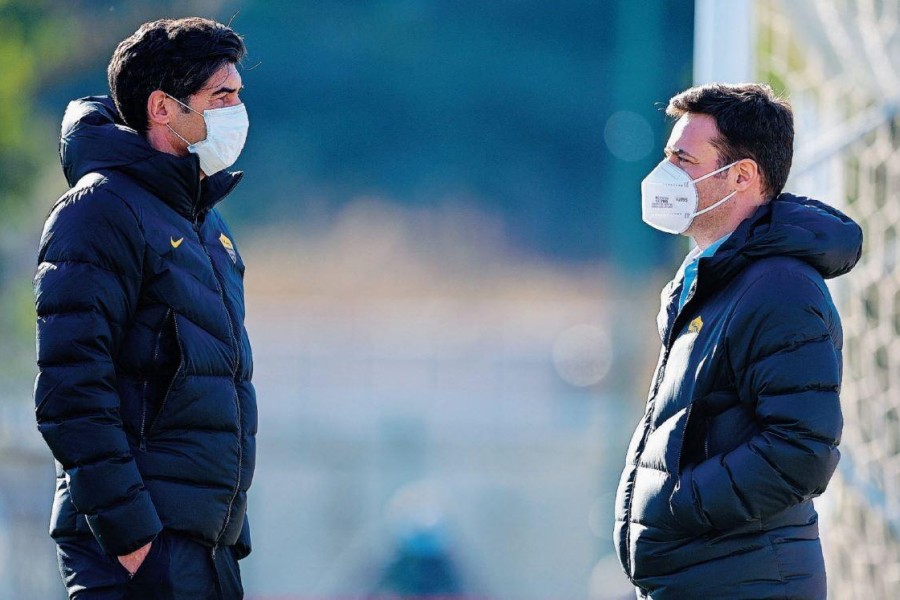 Paulo Fonseca a colloquio con Tiago Pinto a Trigoria durante l’allenamento di ieri; nella foto sotto il presidente Dan Friedkin, di LaPresse