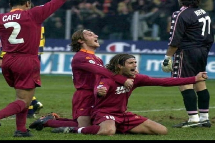 Gabriel Omar Batistuta dopo un gol con la maglia della Roma