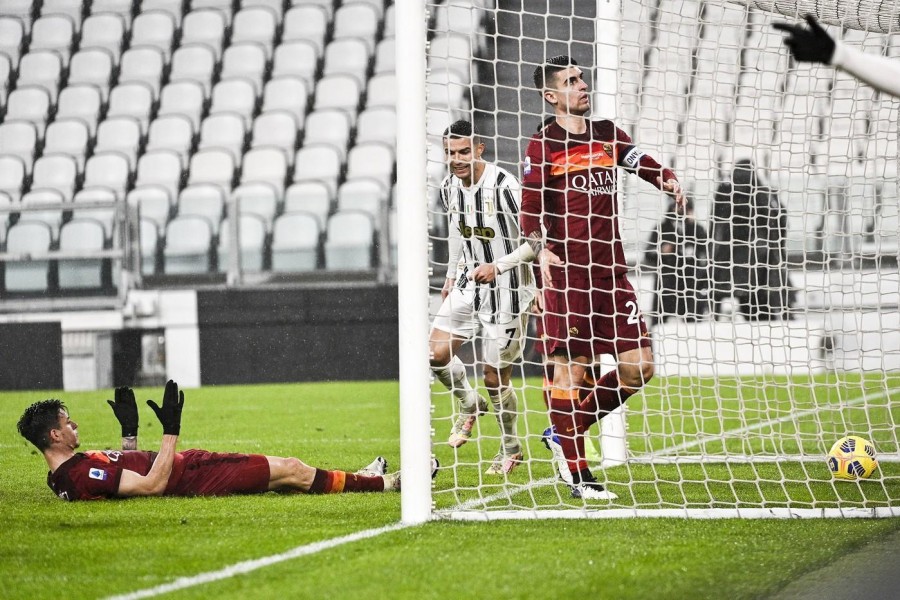 Ibanez  si dispera dopo aver deviato  in fondo al sacco  il pallone servito da Kulusevski verso Cristiano Ronaldo.  In porta, l’evidente rammarico  di Mancini (capitano  dopo l’uscita  di Cristante, nonostante  il contemporaneo ingresso di D, di LaPresse