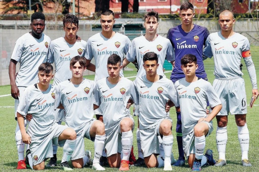 Una vecchia immagine del gruppo dei 2003, in Under 16: ora sono stati promossi in Under 18, ma devono ancora giocare una partita di campionato, di Mancini