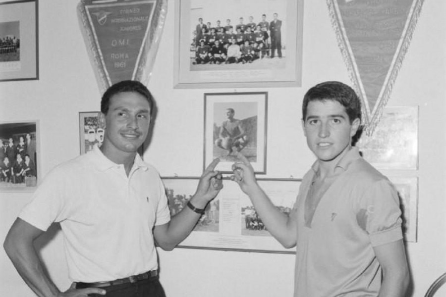 Lamberto Leonardi e il 20enne Giancarlo De Sisti (3 agosto 1963, AS Roma/Dufoto)