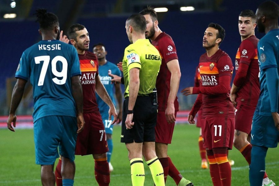 Henrikh Mkhitaryan  e Bryan Cristante chiedono spiegazioni all’arbitro Guida dopo il clamoroso rigore negato nel finale della gara contro il Milan, di Mancini