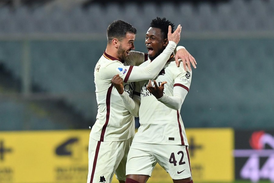 Leonardo Spinazzola e Amadou Diawara esultano dopo il secondo gol giallorosso a Firenze, di LaPresse