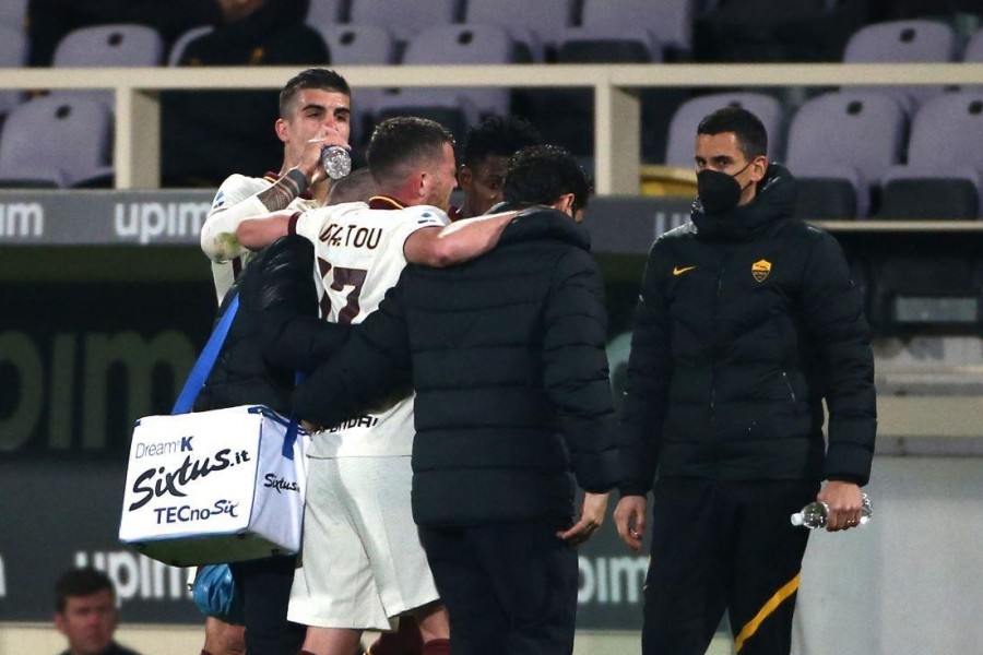 Veretout esce dal campo con l'aiuto dello staff medico, di Mancini