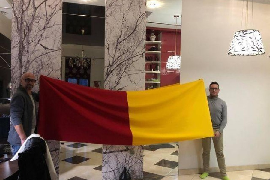 Marco e Pierluigi insieme con lo striscione che avevano preparato per andare allo Stadio Olimpico di Kiev questa sera