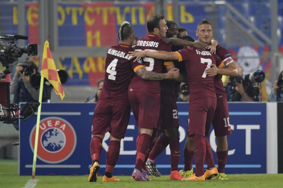 La Roma esulta dopo il terzo gol contro il CSKA all'Olimpico nel settembre 2014, di LaPresse