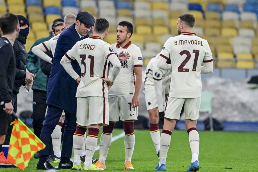 Fonseca a colloquio con i suoi giocatori durante Shakhtar Donetsk-Roma, di LaPresse