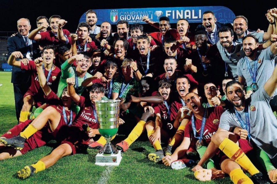 Il gruppo dei 2004 della Roma festeggia lo scudetto Under 15, vinto nel 2019, in finale contro il Milan: ora quei ragazzi sono passati in Under 17, di LaPresse
