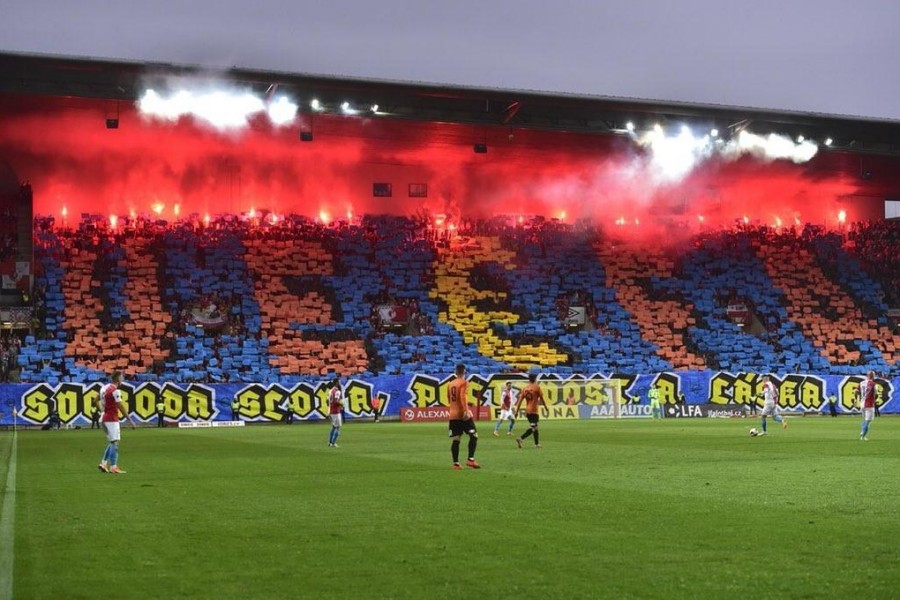 La coreografia dei tifosi del Viktoria Plzen