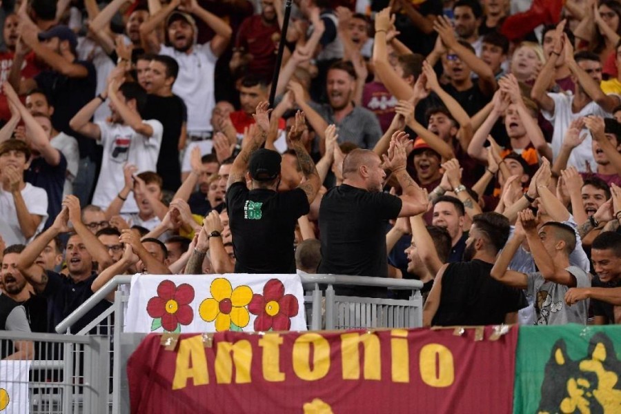 I palchetti 'lanciacori' in Curva Sud, di LaPresse