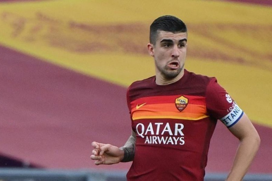 Gianluca Mancini con la fascia da capitano durante Roma-Bologna