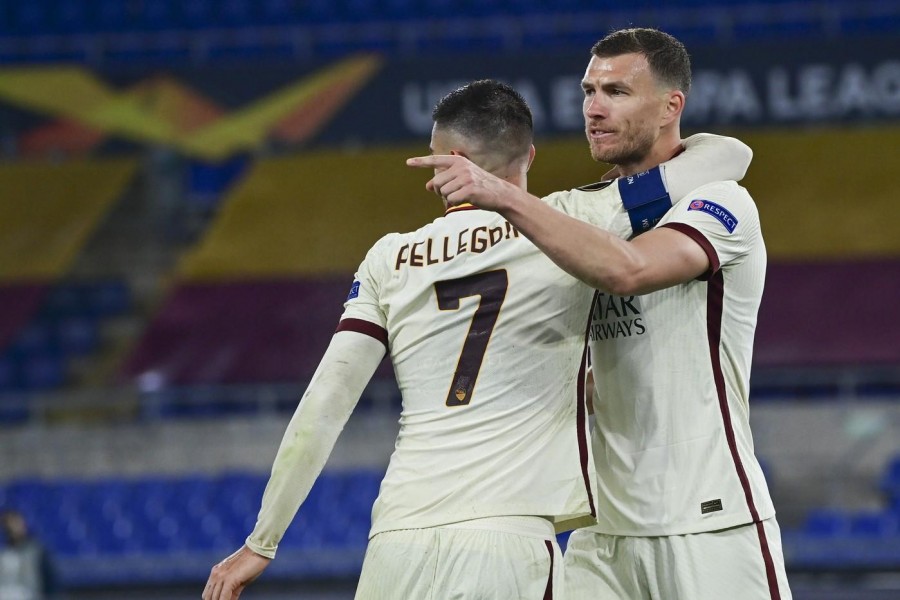 Edin Dzeko festeggiato da Lorenzo Pellegrini dopo il gol dell1-1 contro l'Ajax, di LaPresse