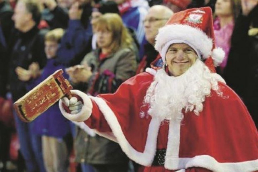 Un tifoso del Liverpool vestito da Babbo Natale