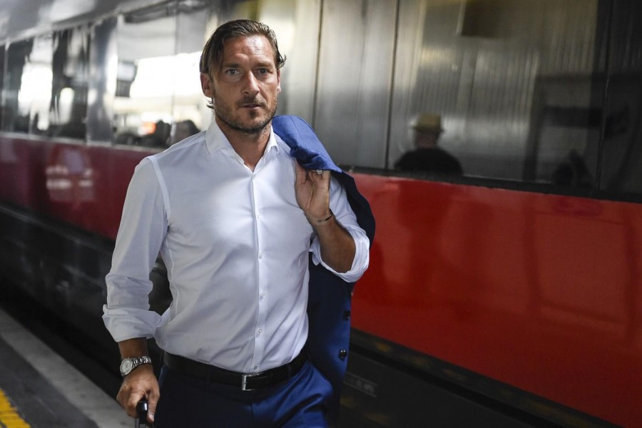 Francesco Totti si dirige verso il vagone dei giallorossi, di LaPresse
