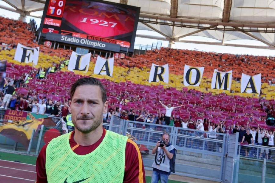 Francesco Totti sotto la Curva Sud nel giorno del suo ritiro