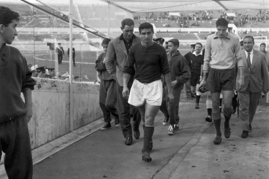 Giosuè Stucchi e Fabio Cudicini tornano negli spogliatoi al termine di uno dei due tempi di Roma-Union St. Gilloise 4-1, ritorno degli ottavi di finale di Coppa delle Fiere 1960/61 (@AS Roma / Dufoto)