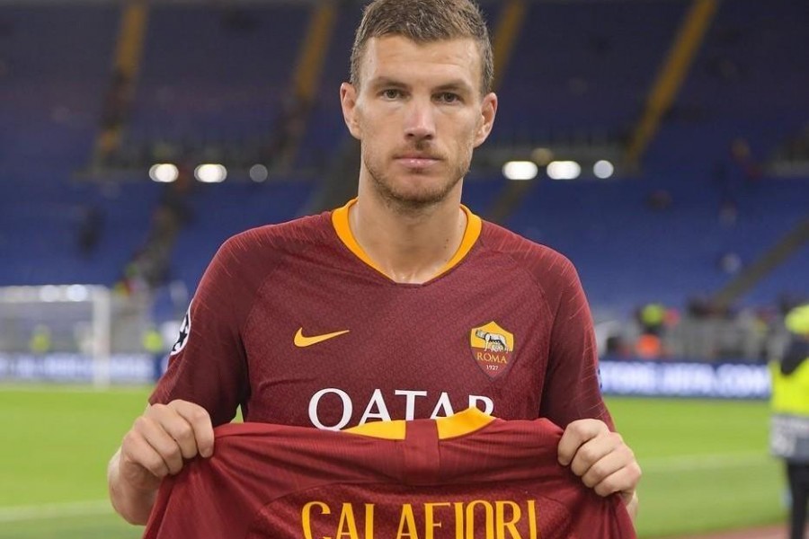 Dzeko con la maglia di Calafiori, di LaPresse