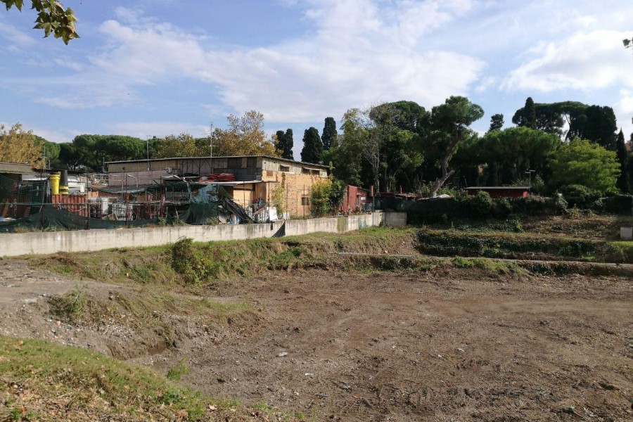 L’area di Campo Testaccio oggi: ripulita da buona parte della vegetazione, è ancora un’enorme buca