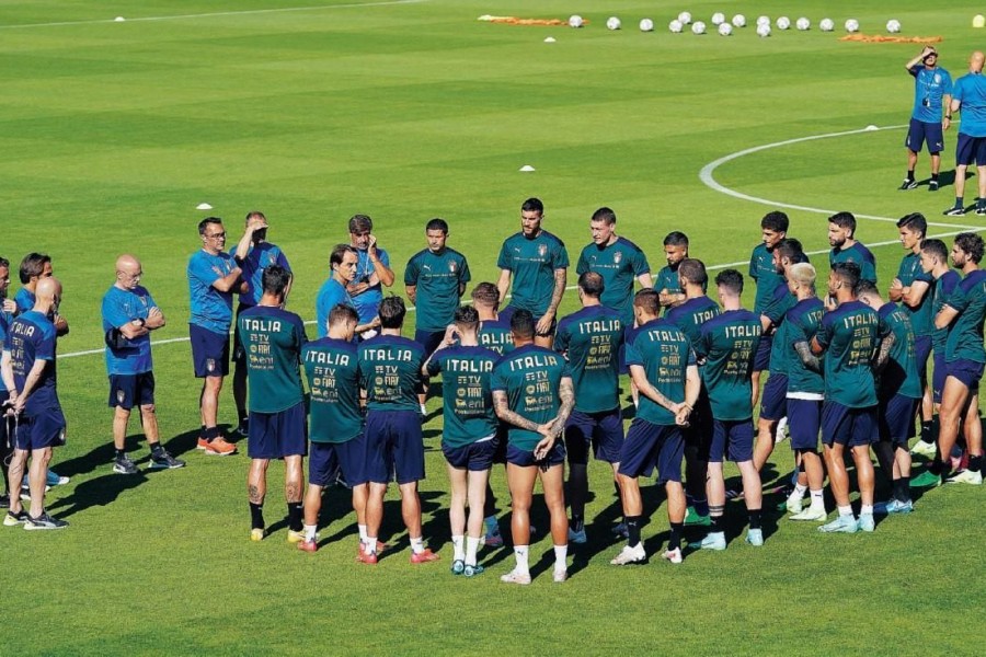 Foto di gruppo degli azzurri a Coverciano: tutti in cerchio mentre parla mister Mancini @Getty for Figc