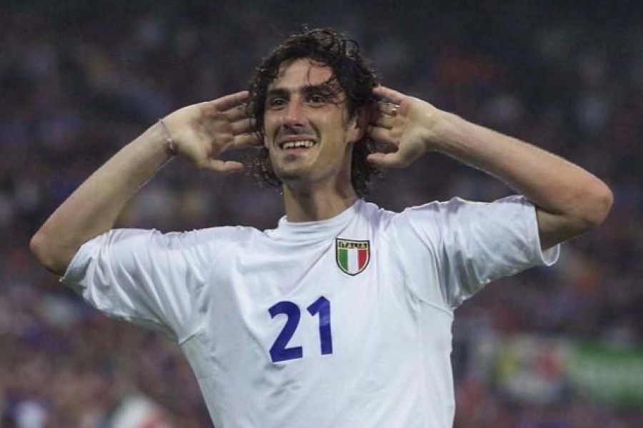 Marco Delvecchio esulta dopo il gol alla Francia a Euro 2000