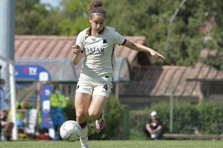 Angelica Soffia in campo con la maglia della Roma, di LaPresse