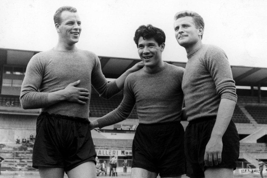 Giampiero Boniperti con il gallese John Charles e l’argentino Omar Sivori, con cui ha condiviso gli ultimi anni da giocatore, dal 1957 al 1961, quando aveva arretrato il suo raggio d’azione, di LaPresse