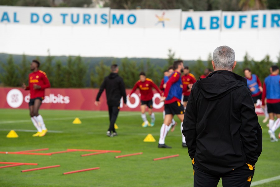Mourinho osserva i suoi al lavoro (As Roma via Getty Images)