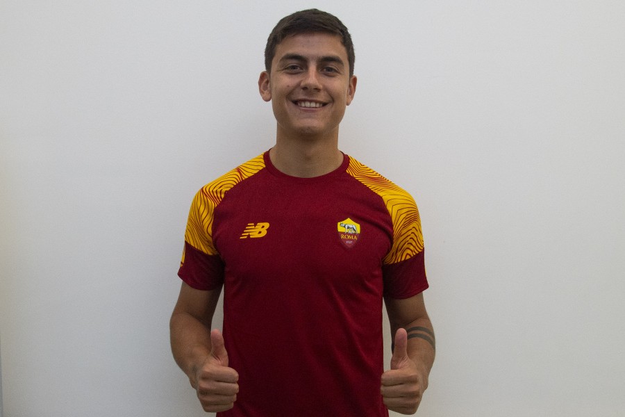 Paulo Dybala con la maglia d'allenamento della Roma